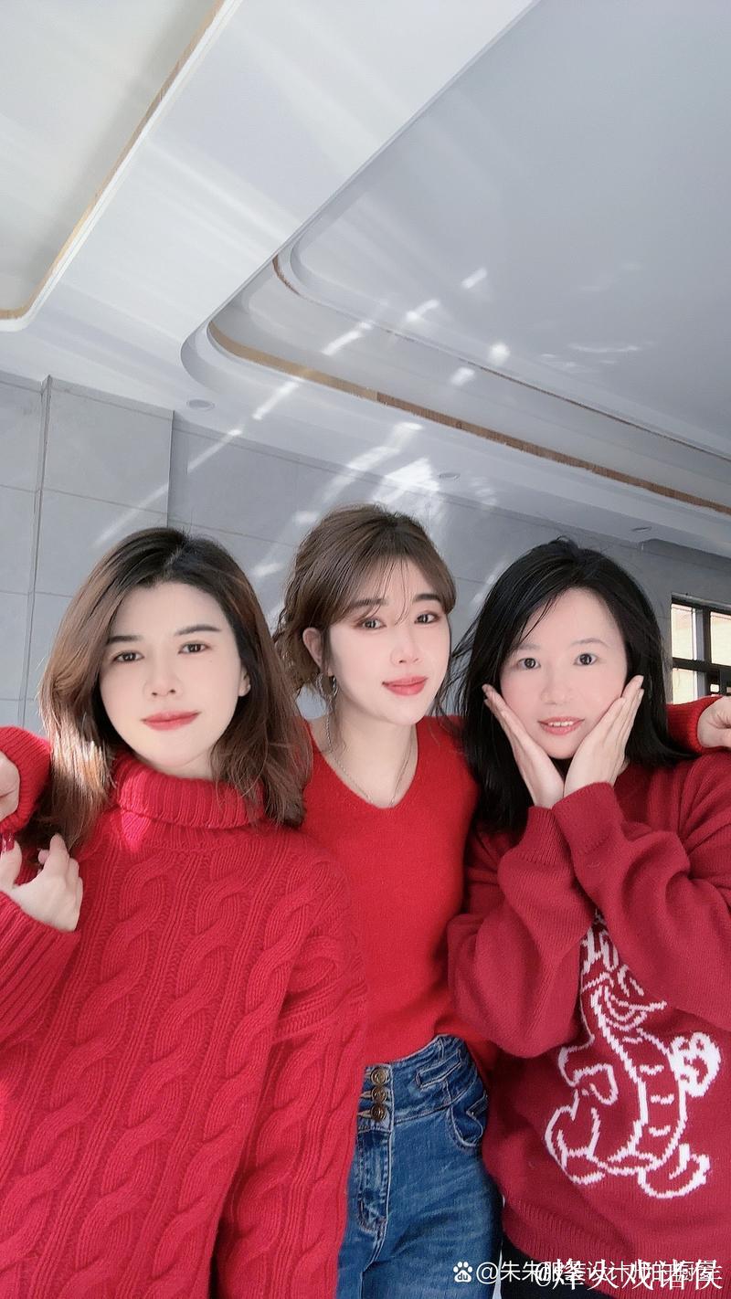 可爱球迷!掘金社媒晒两位身穿圣诞主题毛衣的球迷合影照片 可爱球迷!掘金社媒晒两位身穿圣诞主题毛衣的球迷合影照片